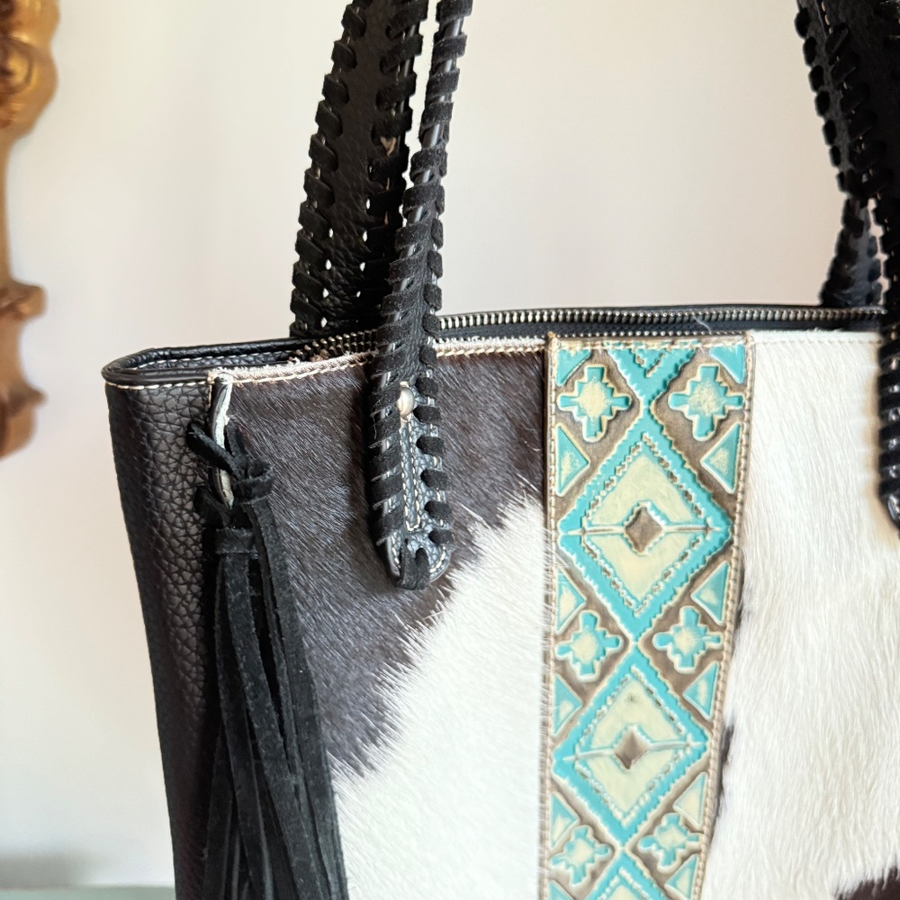 Trinity Ranch Cowhide Shoulder Bag With Fringe - Picture 8 of 15